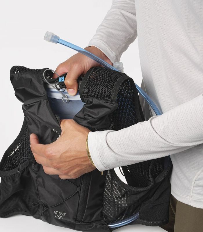 Compra online Mochila Salomon Active Skin 4 Set Black Metal en oferta al mejor precio