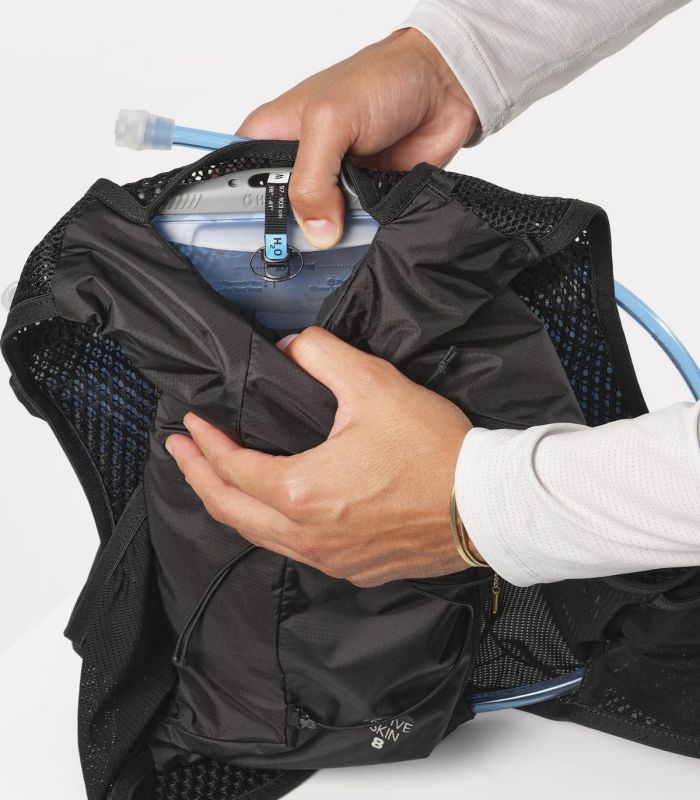 Compra online Mochila Salomon Active Skin 8 Set Black Metal en oferta al mejor precio