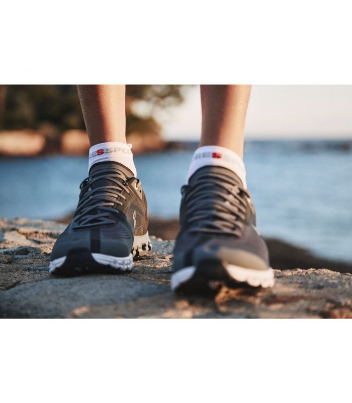 Compra online Calcetines Compressport Pro Racing Socks v4.0 Run Low White Alloy en oferta al mejor precio